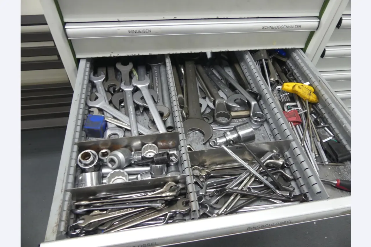 Bearbeitungszentren, metallbearbeitende Maschinen und Produktionslinen aus der Automobilindustrie-11