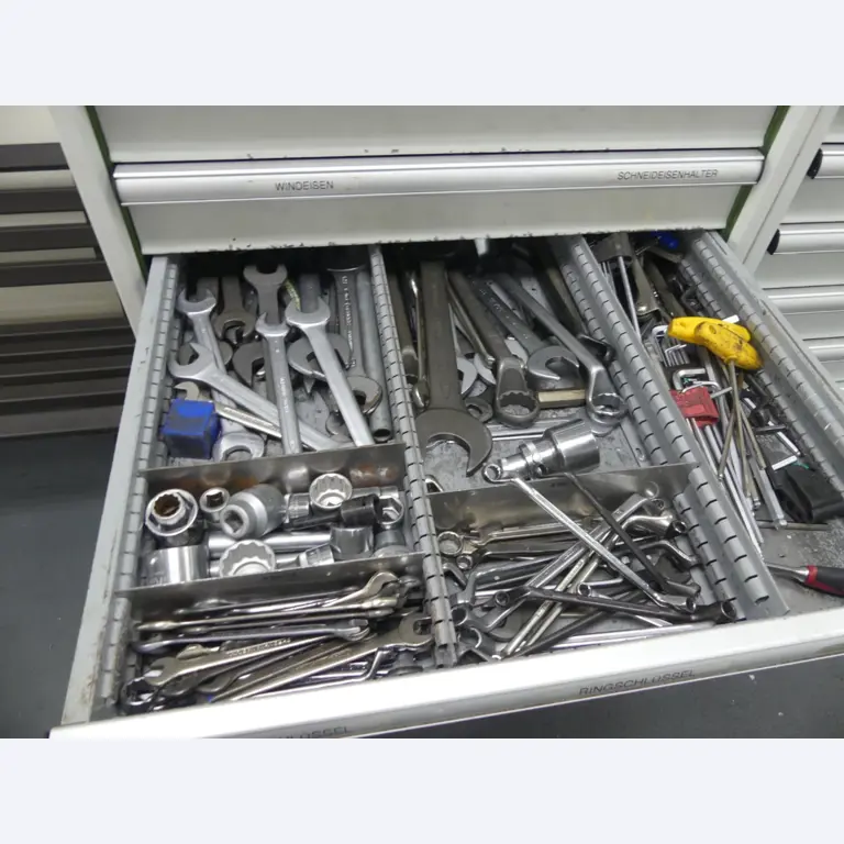 Bearbeitungszentren, metallbearbeitende Maschinen und Produktionslinen aus der Automobilindustrie-11