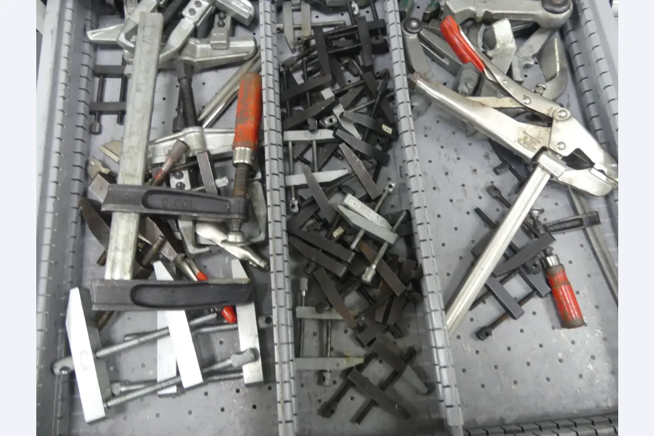 Bearbeitungszentren, metallbearbeitende Maschinen und Produktionslinen aus der Automobilindustrie-17