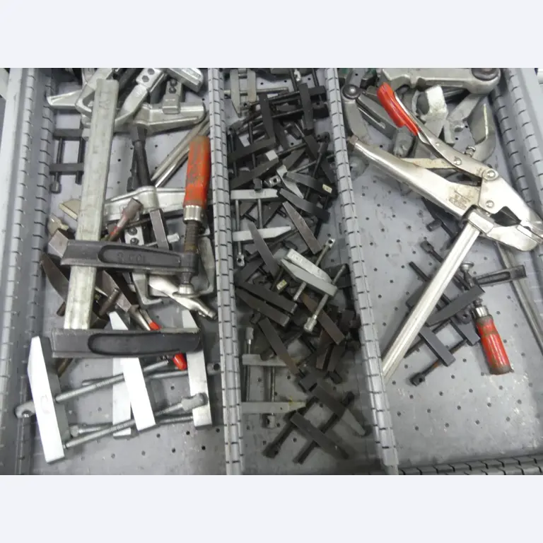 Bearbeitungszentren, metallbearbeitende Maschinen und Produktionslinen aus der Automobilindustrie-17