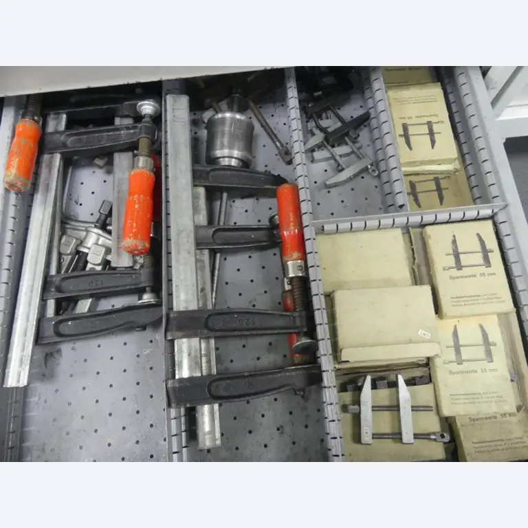 Bearbeitungszentren, metallbearbeitende Maschinen und Produktionslinen aus der Automobilindustrie-18