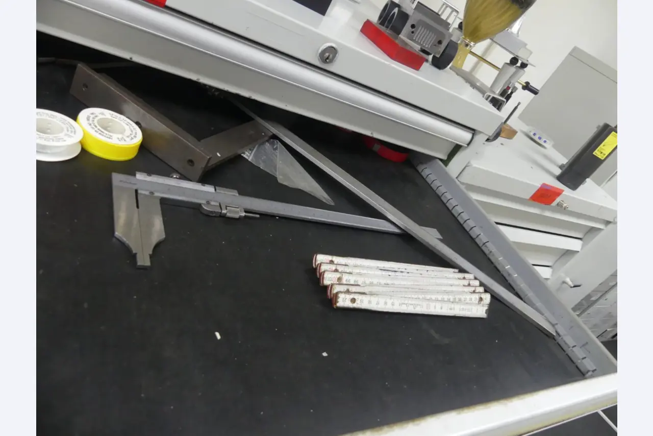 Bearbeitungszentren, metallbearbeitende Maschinen und Produktionslinen aus der Automobilindustrie-20