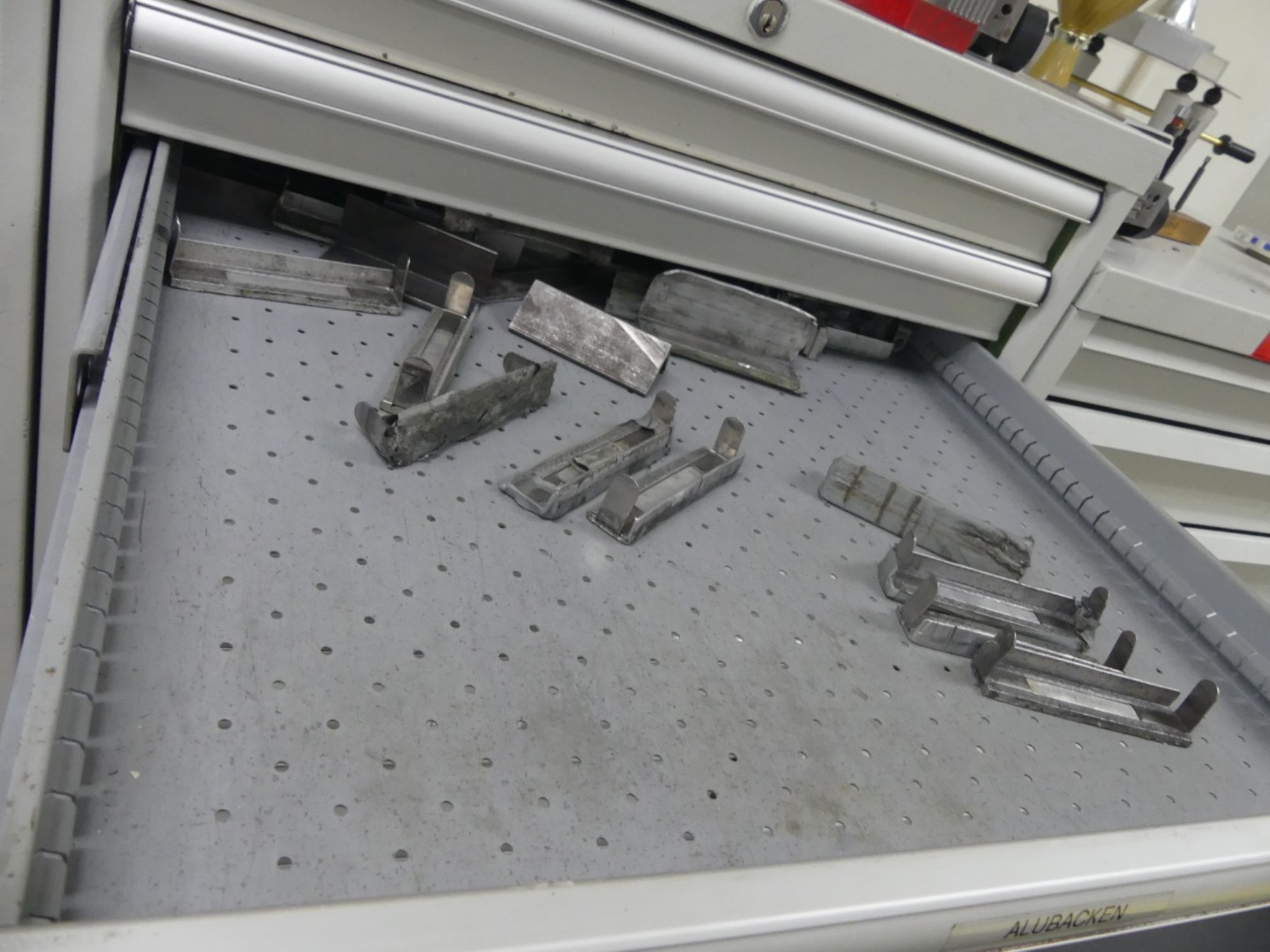 Bearbeitungszentren, metallbearbeitende Maschinen und Produktionslinen aus der Automobilindustrie-21
