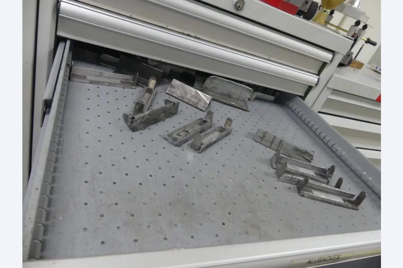 Bearbeitungszentren, metallbearbeitende Maschinen und Produktionslinen aus der Automobilindustrie-21
