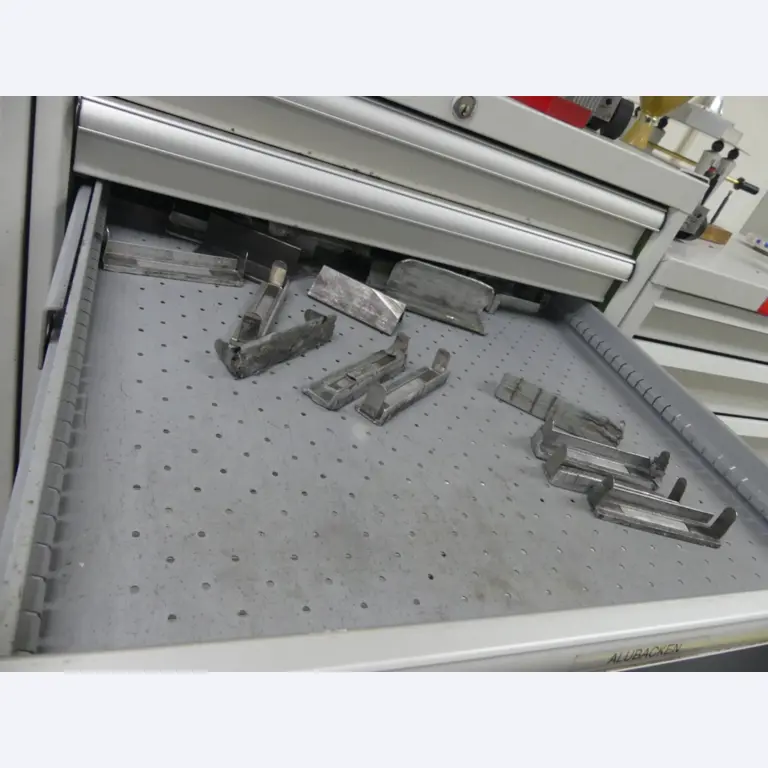 Bearbeitungszentren, metallbearbeitende Maschinen und Produktionslinen aus der Automobilindustrie-21
