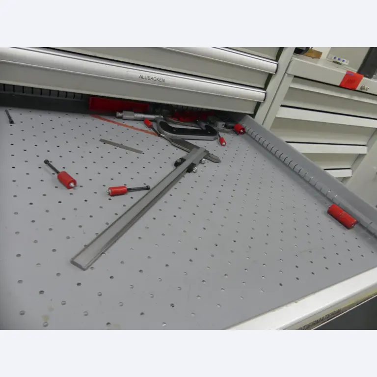 Bearbeitungszentren, metallbearbeitende Maschinen und Produktionslinen aus der Automobilindustrie-22