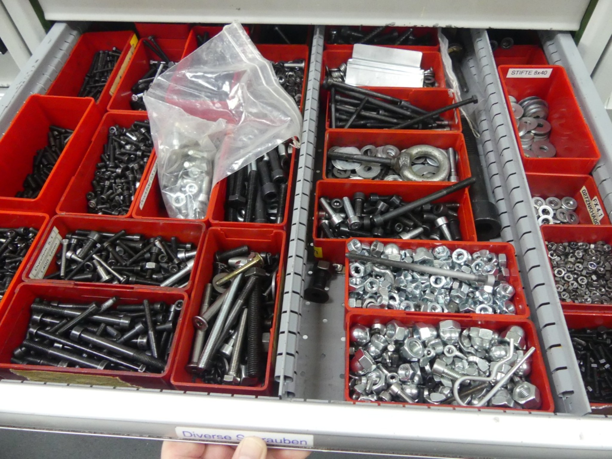 Bearbeitungszentren, metallbearbeitende Maschinen und Produktionslinen aus der Automobilindustrie-26