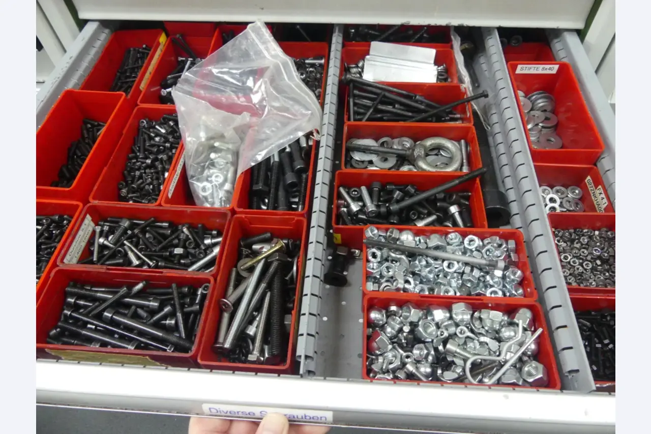 Bearbeitungszentren, metallbearbeitende Maschinen und Produktionslinen aus der Automobilindustrie-26