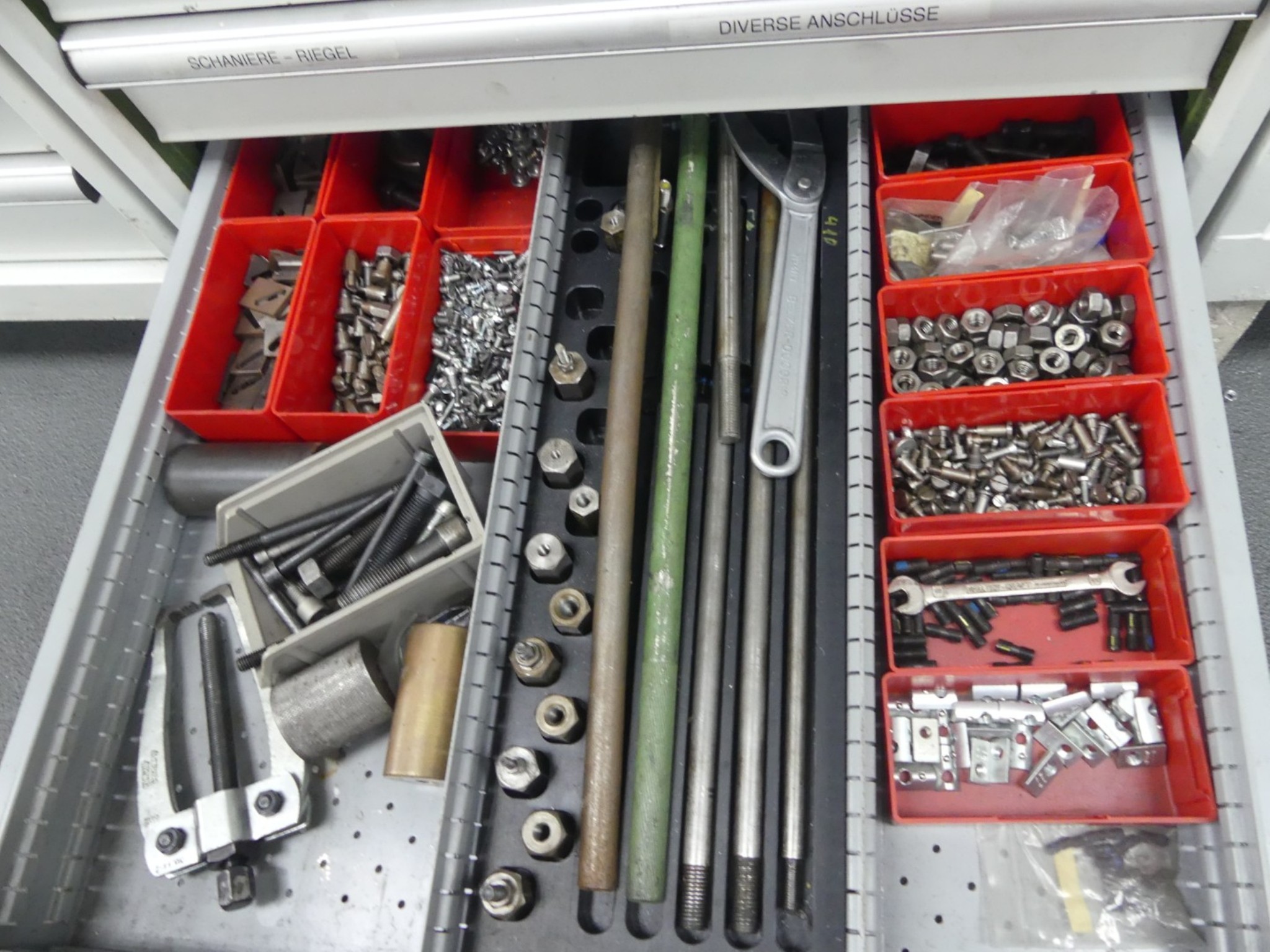 Bearbeitungszentren, metallbearbeitende Maschinen und Produktionslinen aus der Automobilindustrie-33