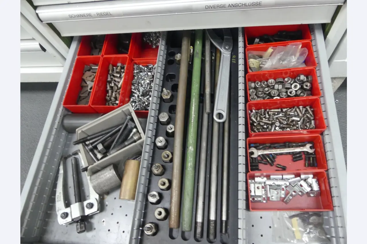 Bearbeitungszentren, metallbearbeitende Maschinen und Produktionslinen aus der Automobilindustrie-33