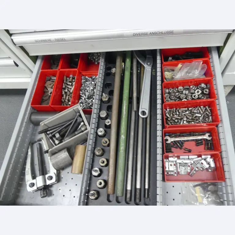 Bearbeitungszentren, metallbearbeitende Maschinen und Produktionslinen aus der Automobilindustrie-33