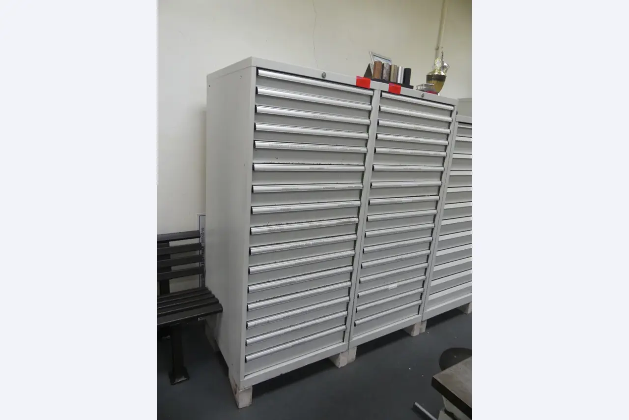 Bearbeitungszentren, metallbearbeitende Maschinen und Produktionslinen aus der Automobilindustrie-2