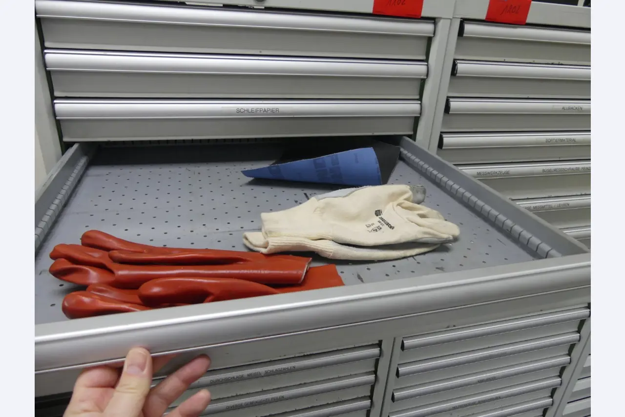 Bearbeitungszentren, metallbearbeitende Maschinen und Produktionslinen aus der Automobilindustrie-6