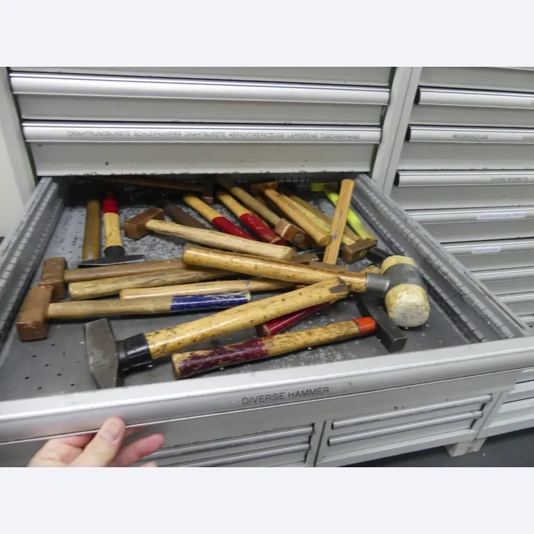 Bearbeitungszentren, metallbearbeitende Maschinen und Produktionslinen aus der Automobilindustrie-8