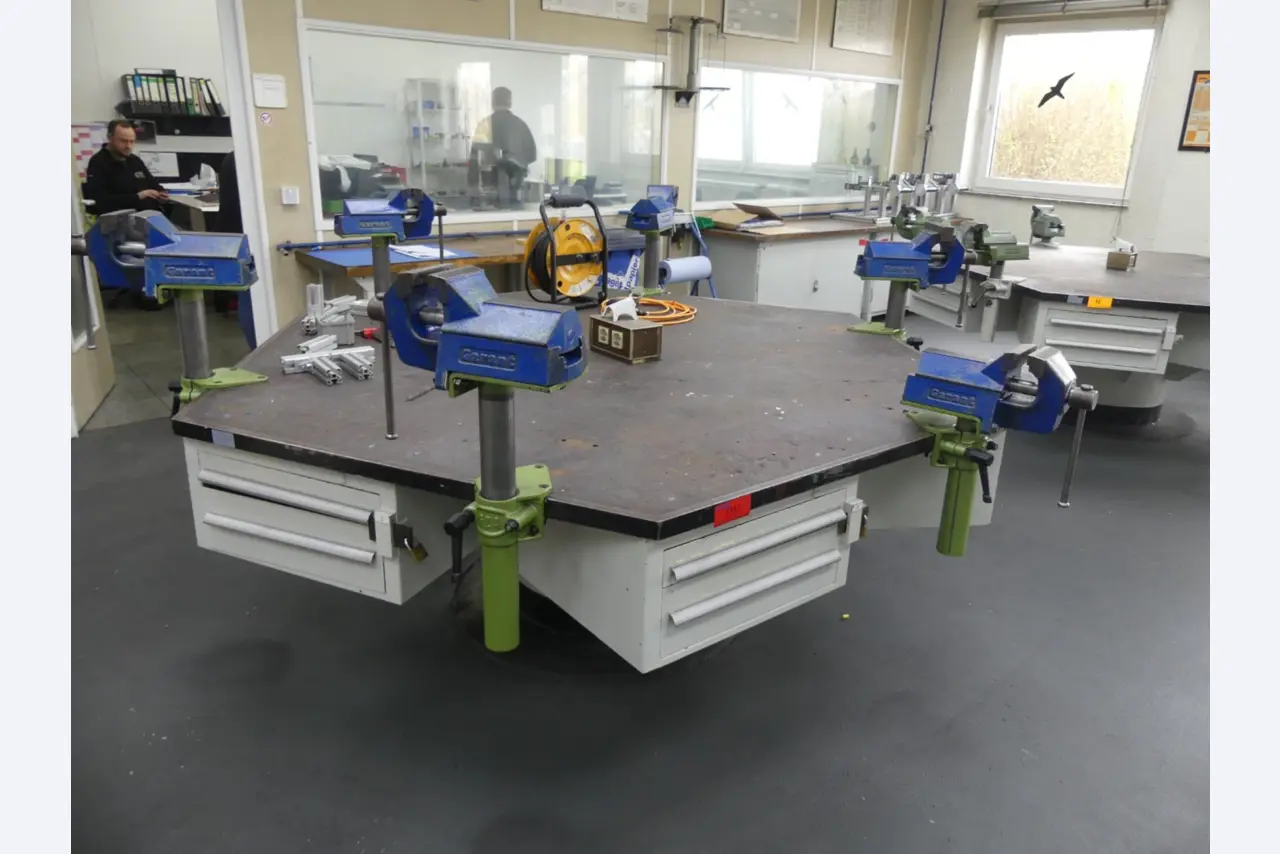 Bearbeitungszentren, metallbearbeitende Maschinen und Produktionslinen aus der Automobilindustrie-1