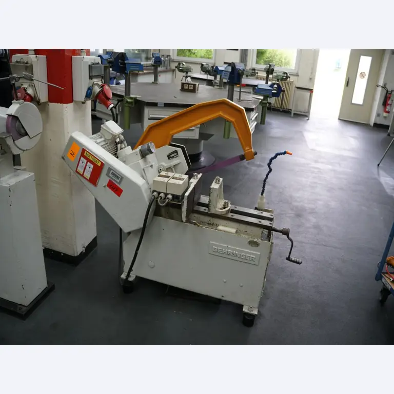 Bearbeitungszentren, metallbearbeitende Maschinen und Produktionslinen aus der Automobilindustrie-1