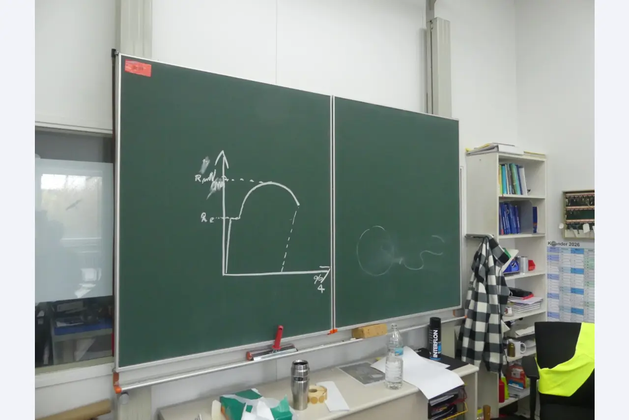 Bearbeitungszentren, metallbearbeitende Maschinen und Produktionslinen aus der Automobilindustrie-1
