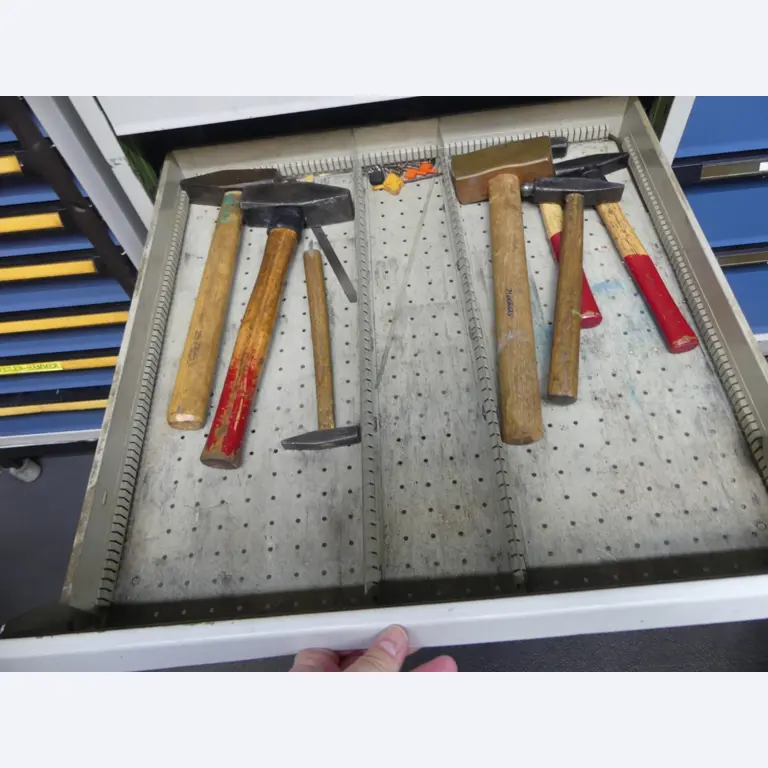Bearbeitungszentren, metallbearbeitende Maschinen und Produktionslinen aus der Automobilindustrie-11