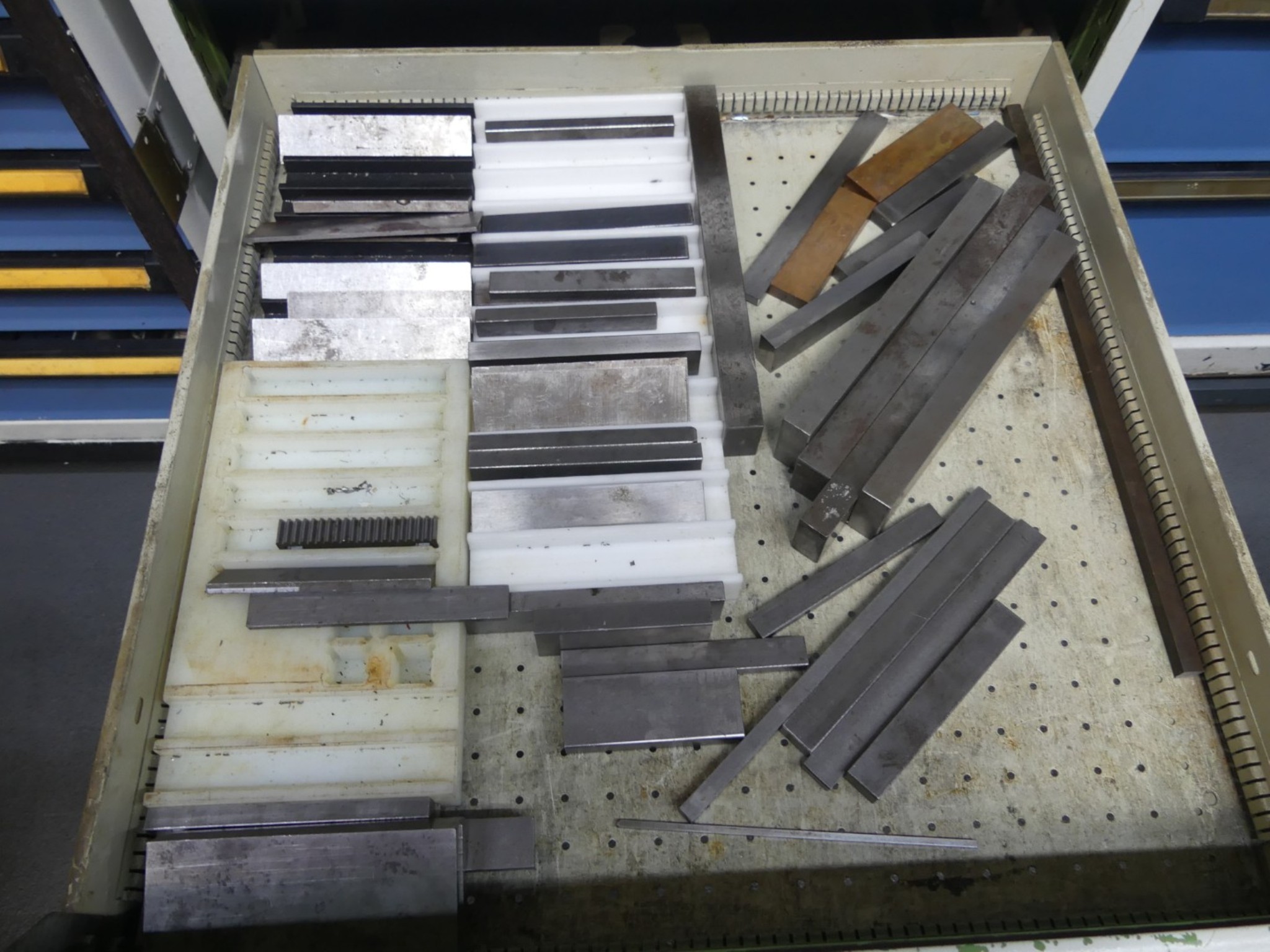 Bearbeitungszentren, metallbearbeitende Maschinen und Produktionslinen aus der Automobilindustrie-12
