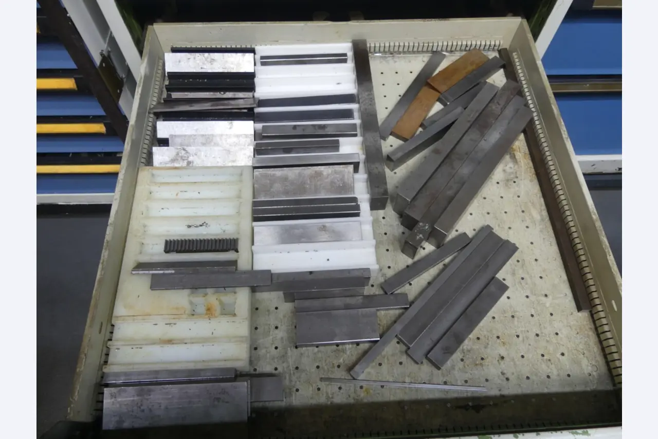 Bearbeitungszentren, metallbearbeitende Maschinen und Produktionslinen aus der Automobilindustrie-12