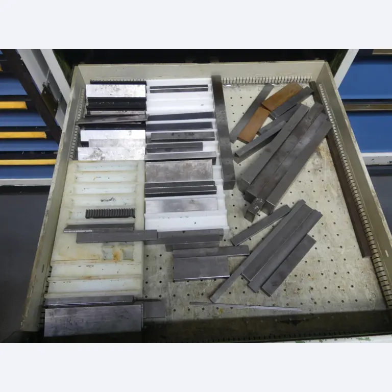 Bearbeitungszentren, metallbearbeitende Maschinen und Produktionslinen aus der Automobilindustrie-12