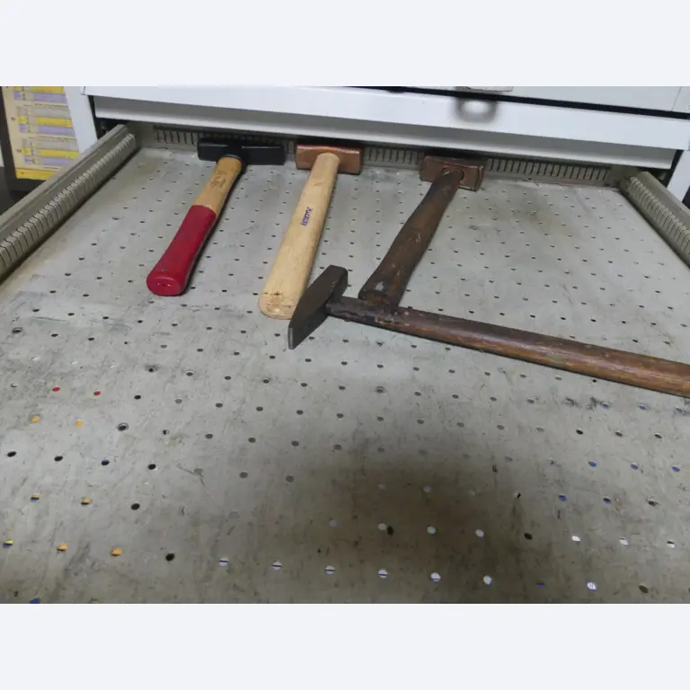 Bearbeitungszentren, metallbearbeitende Maschinen und Produktionslinen aus der Automobilindustrie-4