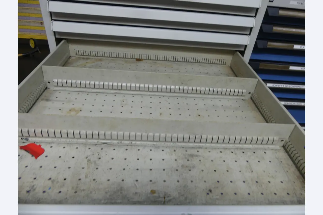 Bearbeitungszentren, metallbearbeitende Maschinen und Produktionslinen aus der Automobilindustrie-6