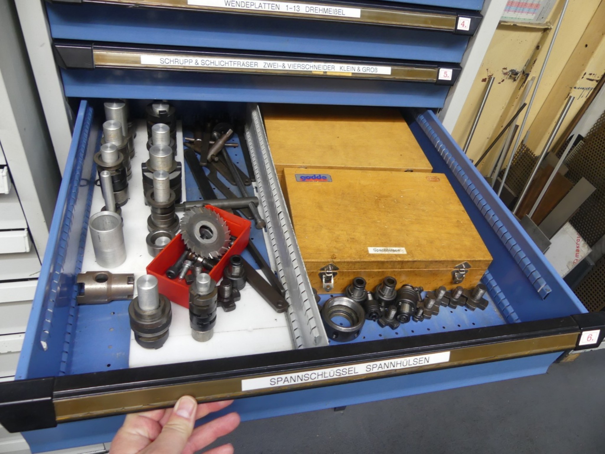 Bearbeitungszentren, metallbearbeitende Maschinen und Produktionslinen aus der Automobilindustrie-7