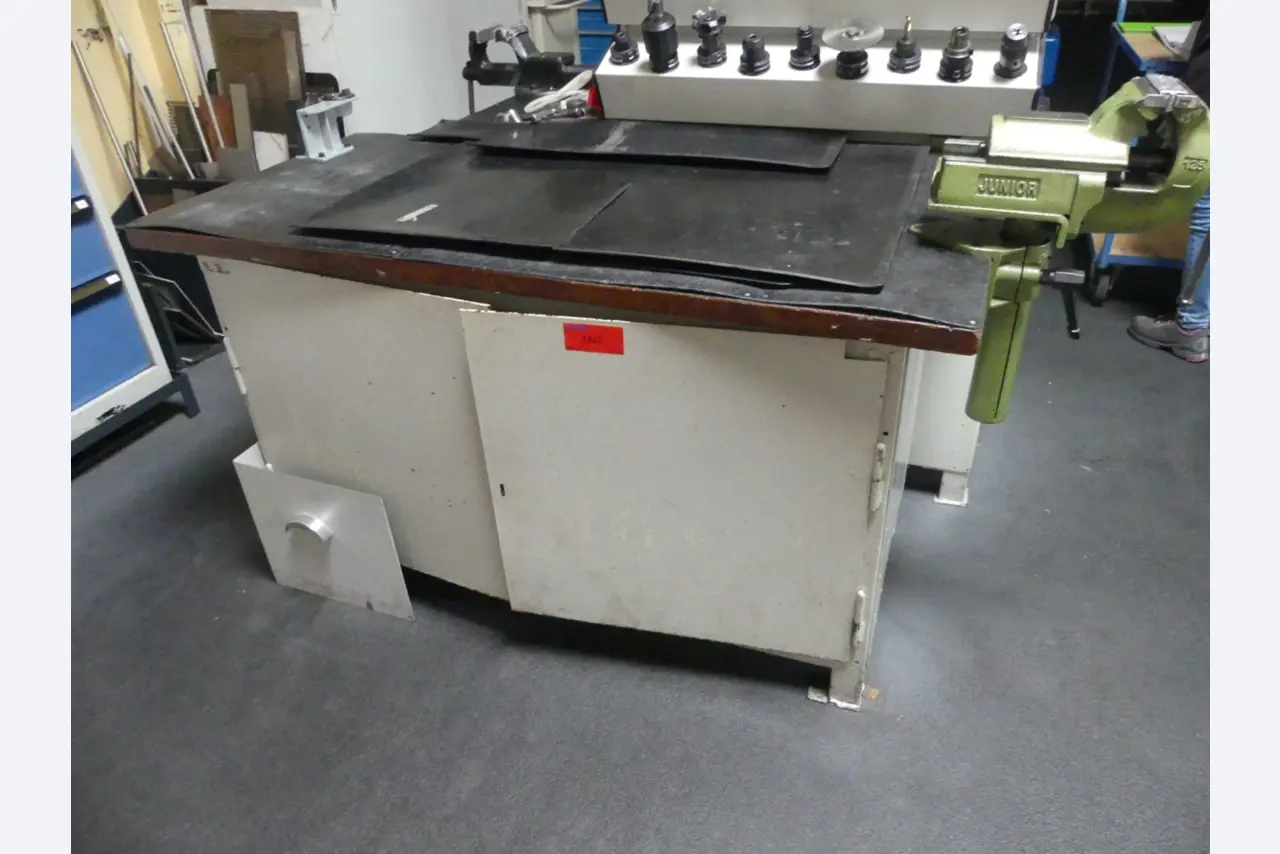 Bearbeitungszentren, metallbearbeitende Maschinen und Produktionslinen aus der Automobilindustrie-1