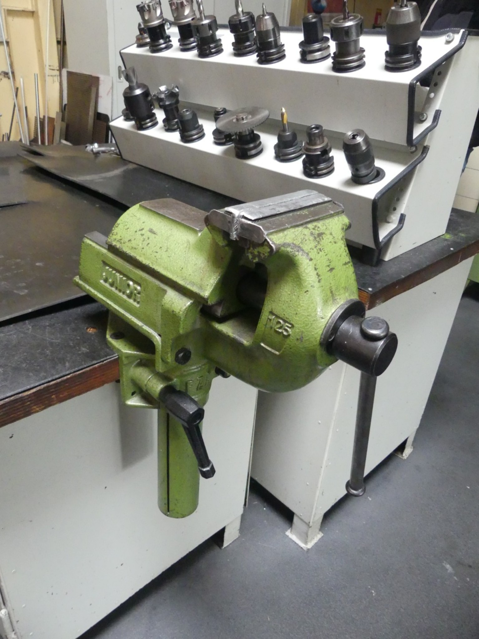 Bearbeitungszentren, metallbearbeitende Maschinen und Produktionslinen aus der Automobilindustrie-2