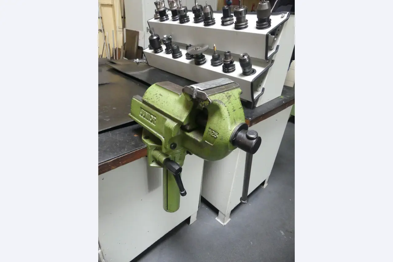 Bearbeitungszentren, metallbearbeitende Maschinen und Produktionslinen aus der Automobilindustrie-2