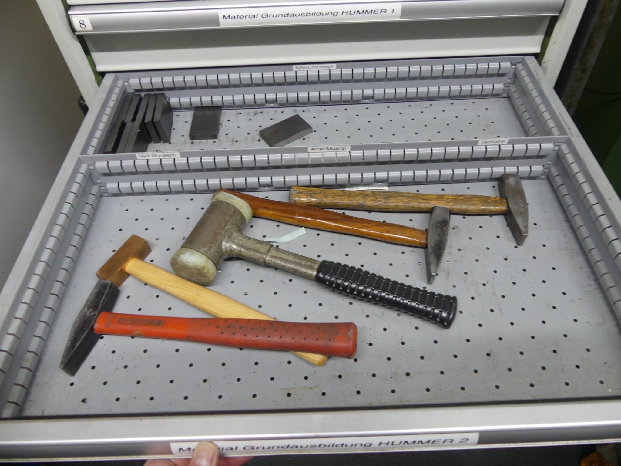 Bearbeitungszentren, metallbearbeitende Maschinen und Produktionslinen aus der Automobilindustrie-11
