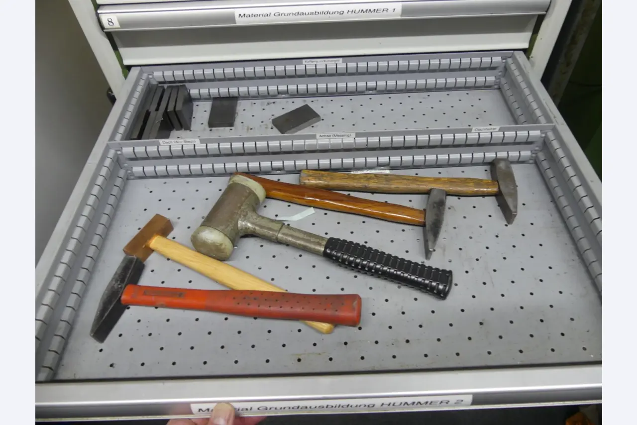 Bearbeitungszentren, metallbearbeitende Maschinen und Produktionslinen aus der Automobilindustrie-11