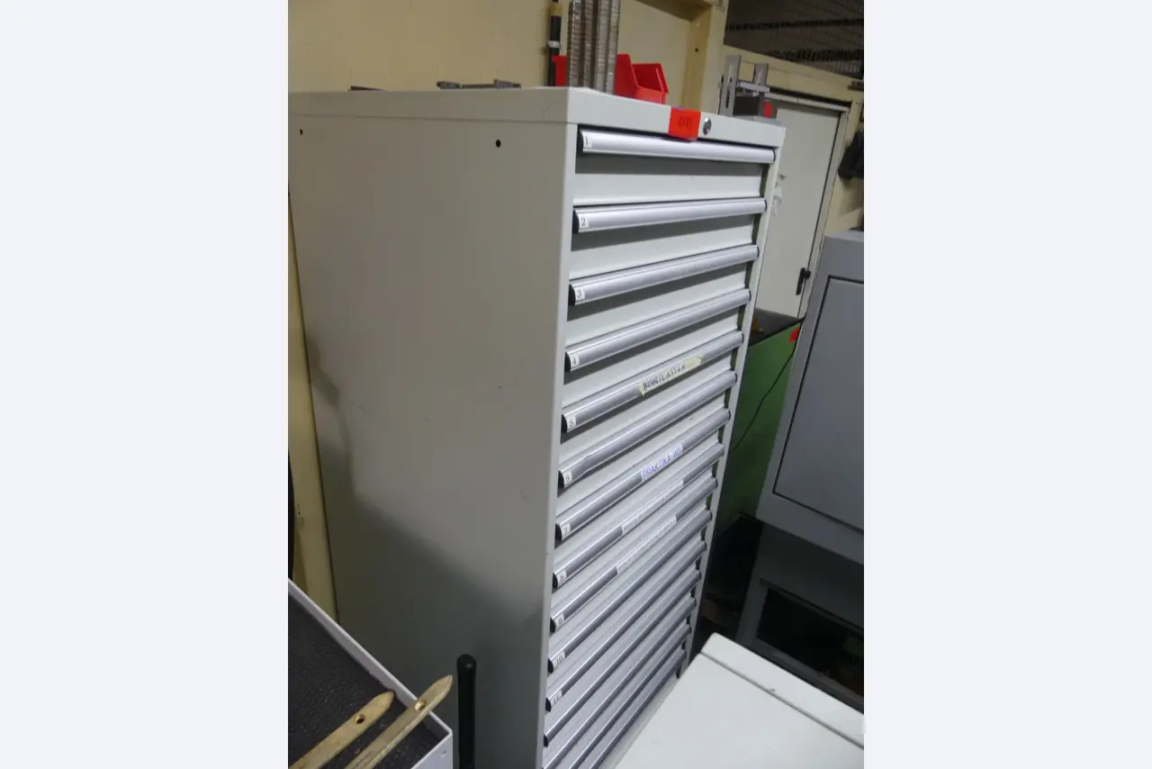 Bearbeitungszentren, metallbearbeitende Maschinen und Produktionslinen aus der Automobilindustrie-2