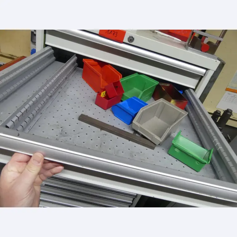 Bearbeitungszentren, metallbearbeitende Maschinen und Produktionslinen aus der Automobilindustrie-4