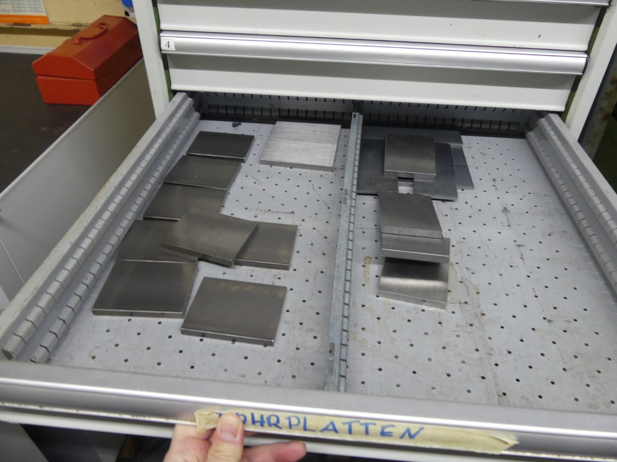 Bearbeitungszentren, metallbearbeitende Maschinen und Produktionslinen aus der Automobilindustrie-7