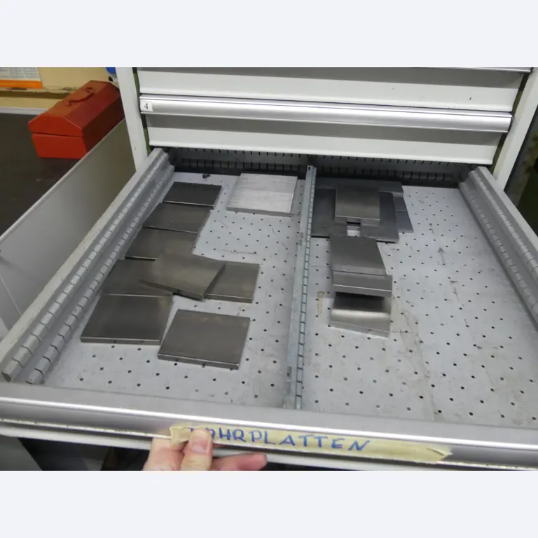 Bearbeitungszentren, metallbearbeitende Maschinen und Produktionslinen aus der Automobilindustrie-7