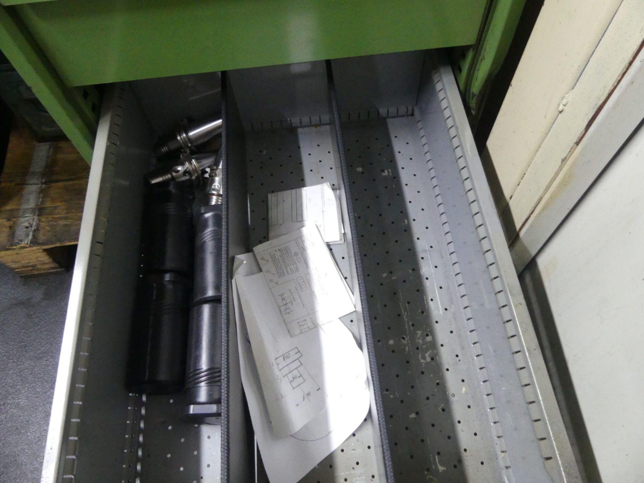 Bearbeitungszentren, metallbearbeitende Maschinen und Produktionslinen aus der Automobilindustrie-8