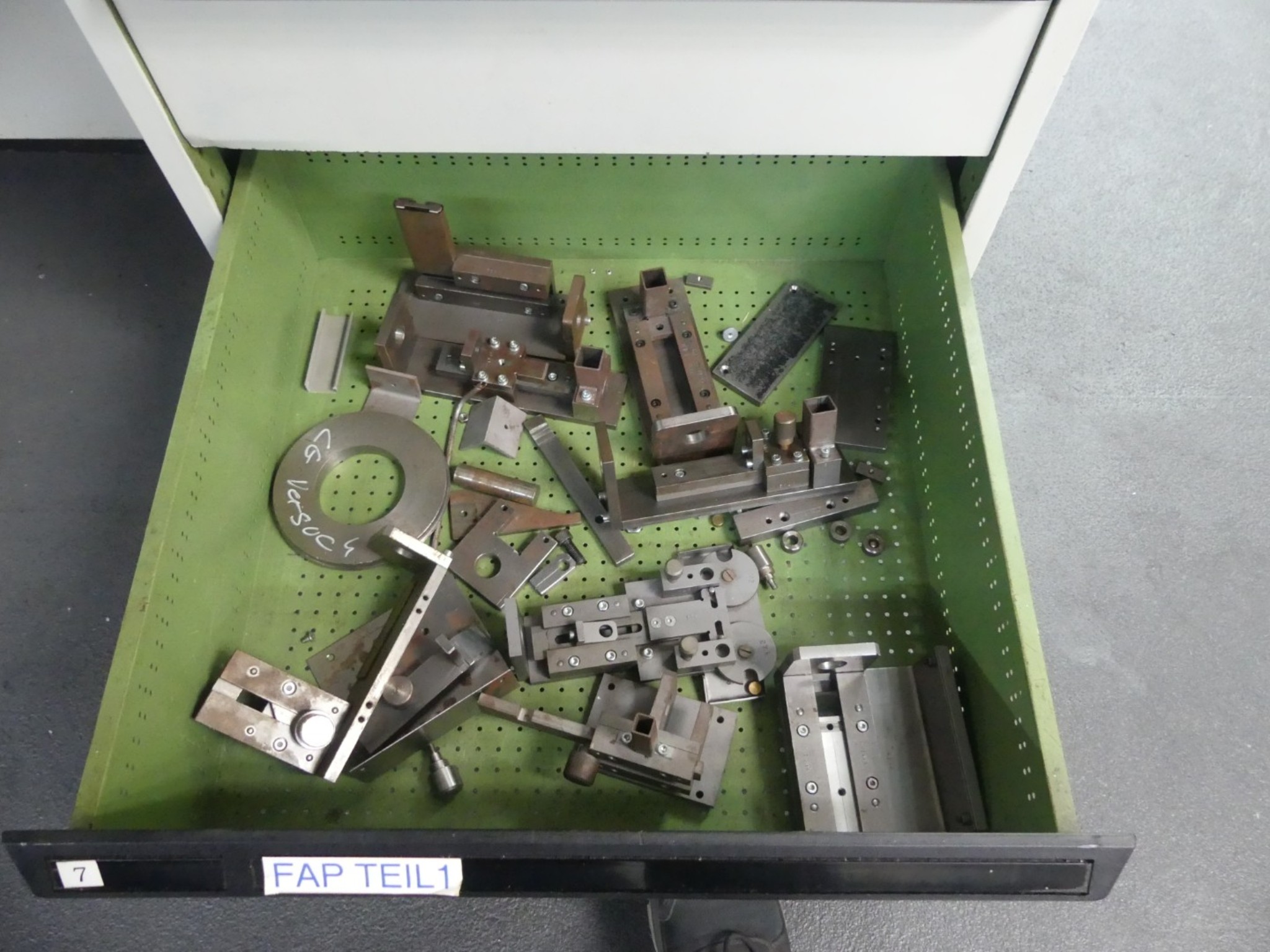 Bearbeitungszentren, metallbearbeitende Maschinen und Produktionslinen aus der Automobilindustrie-9