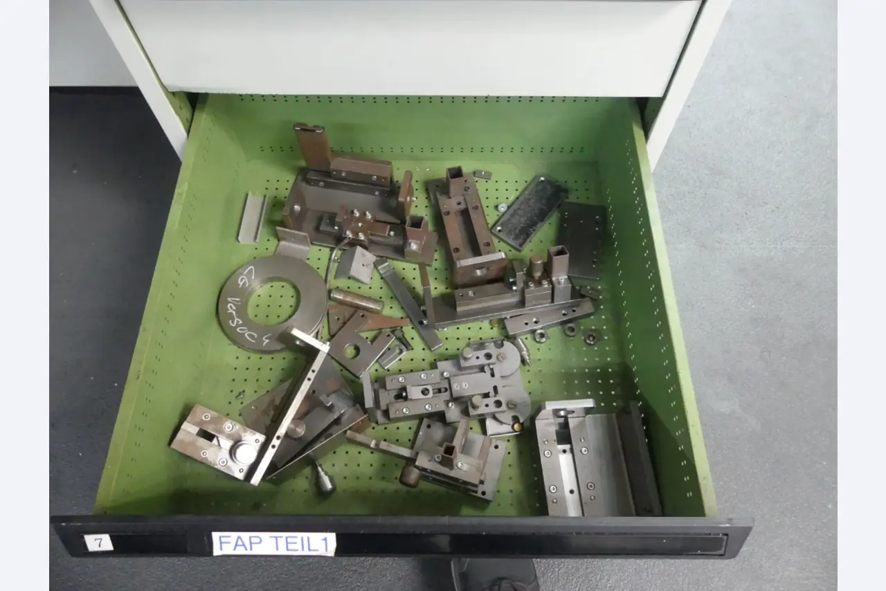 Bearbeitungszentren, metallbearbeitende Maschinen und Produktionslinen aus der Automobilindustrie-9