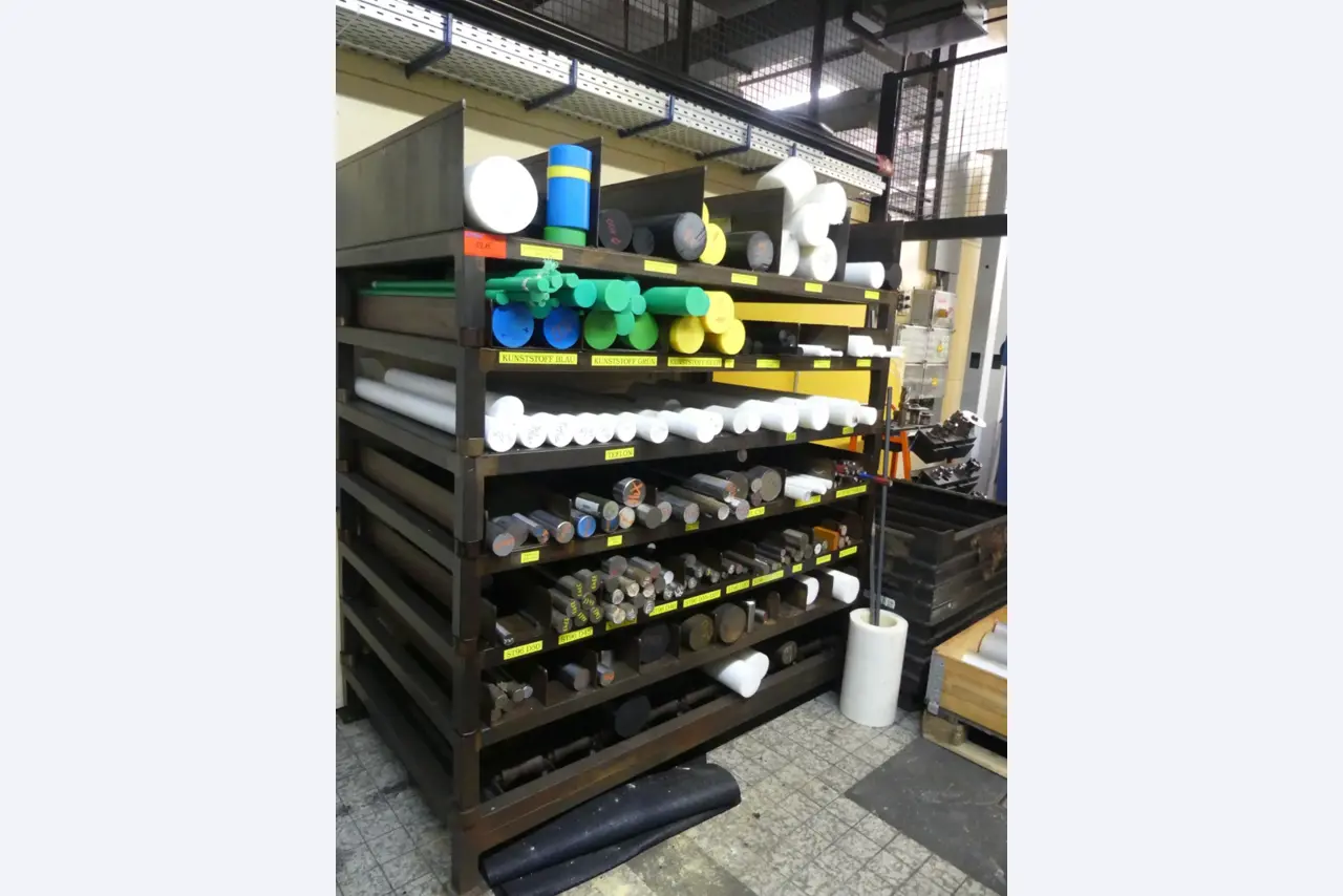 Bearbeitungszentren, metallbearbeitende Maschinen und Produktionslinen aus der Automobilindustrie-1
