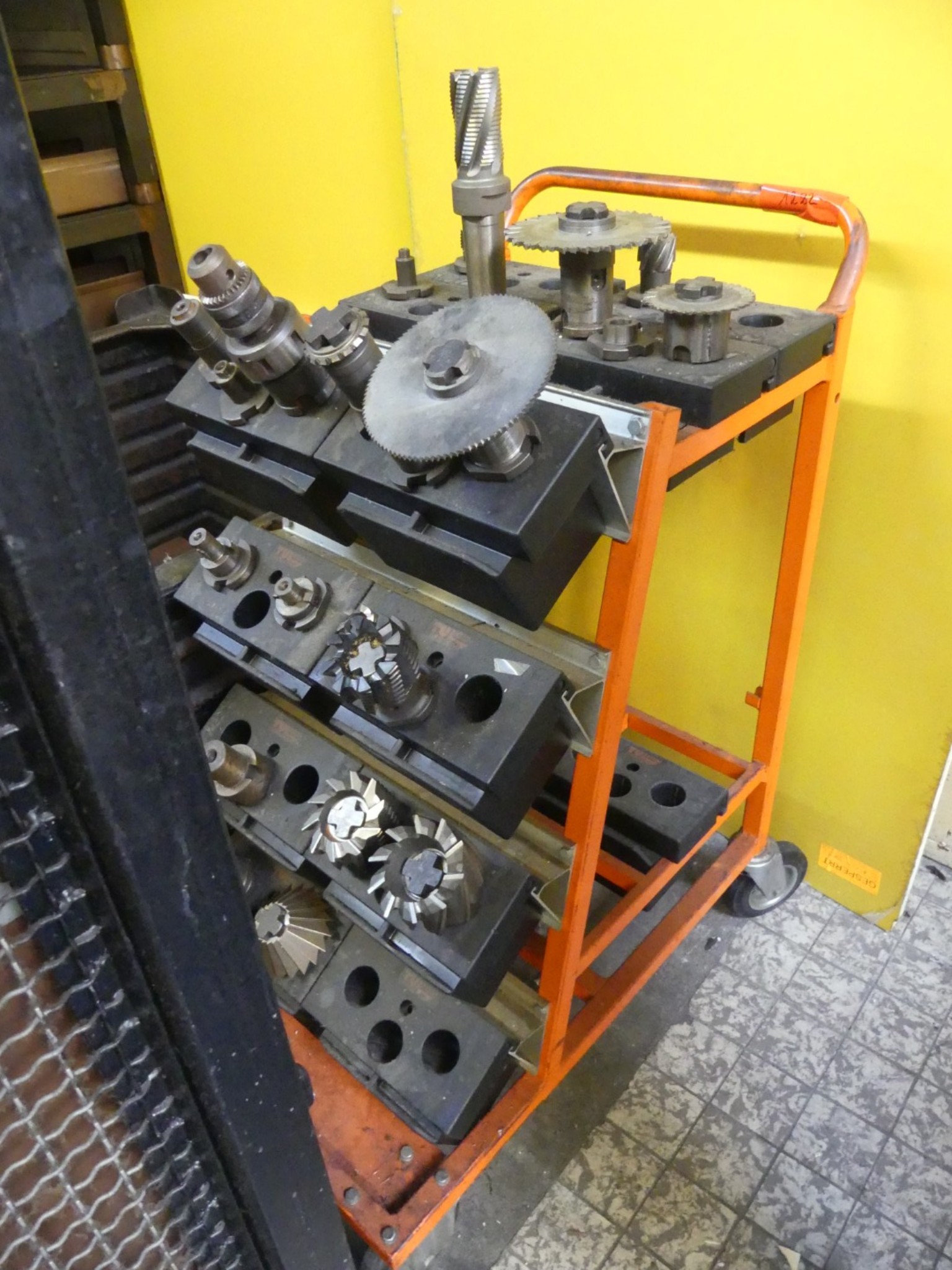 Centros de mecanizado, máquinas para trabajar el metal y líneas de producción de la industria del automóvil-1