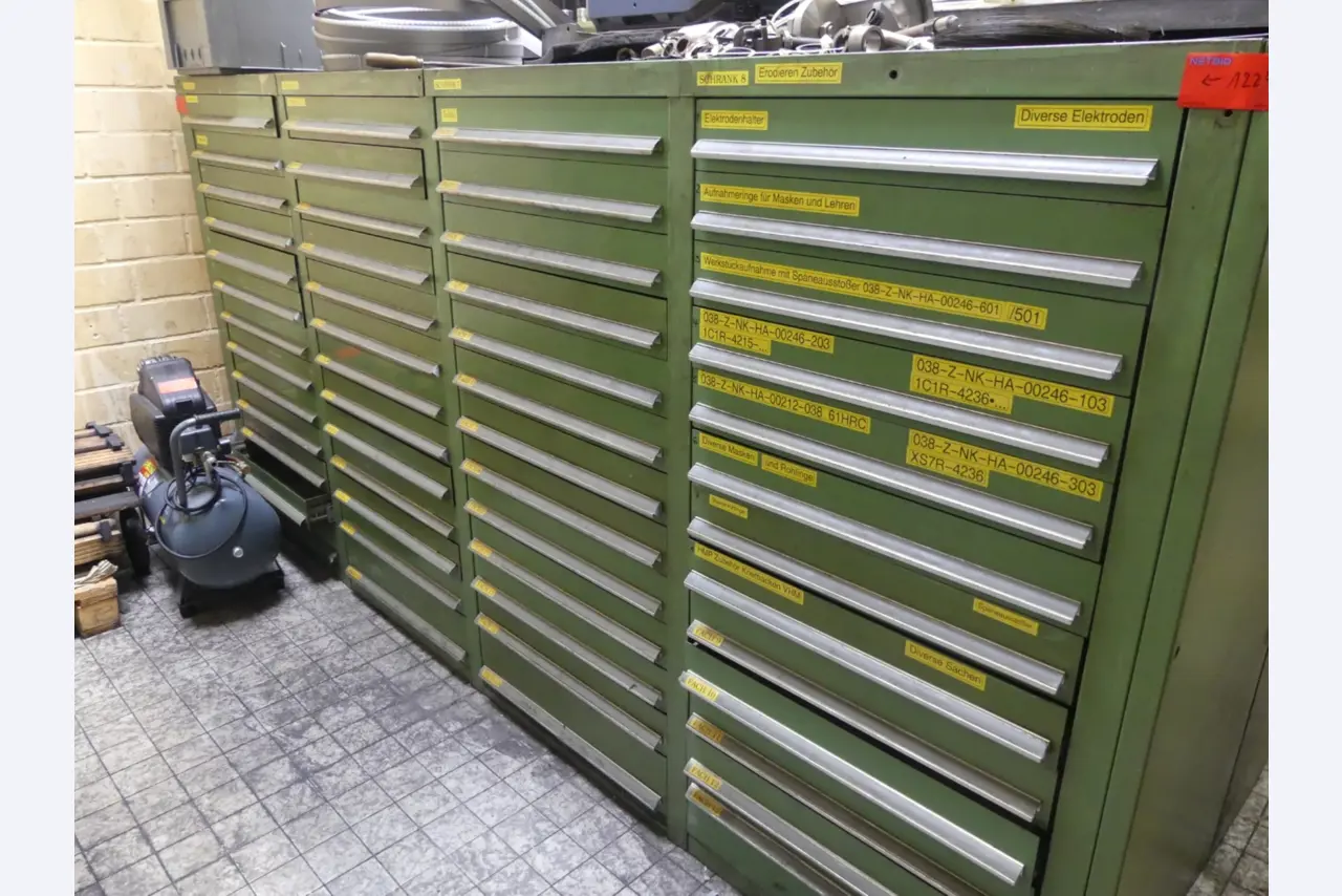 Bearbeitungszentren, metallbearbeitende Maschinen und Produktionslinen aus der Automobilindustrie-1
