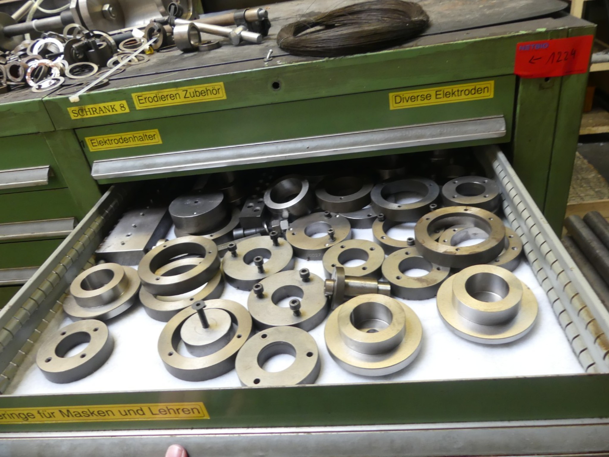 Bearbeitungszentren, metallbearbeitende Maschinen und Produktionslinen aus der Automobilindustrie-3