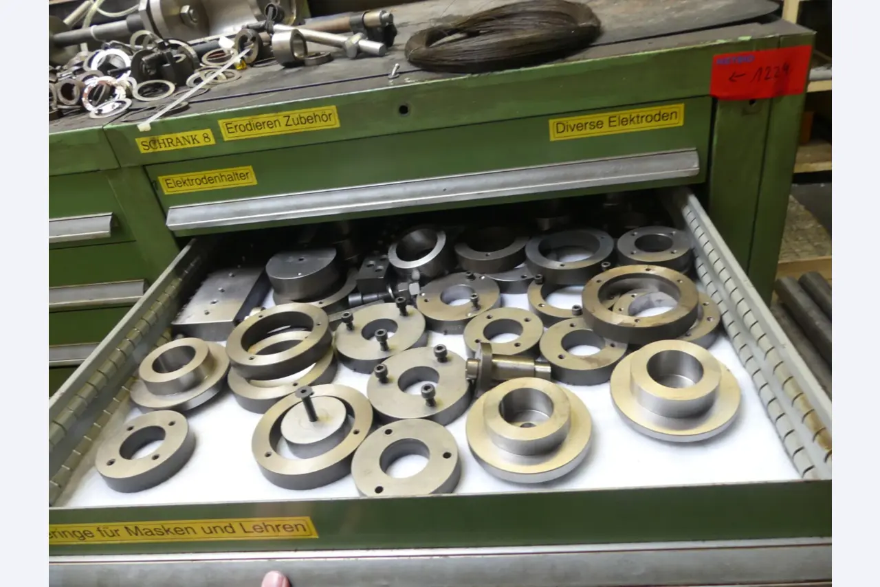 Bearbeitungszentren, metallbearbeitende Maschinen und Produktionslinen aus der Automobilindustrie-3