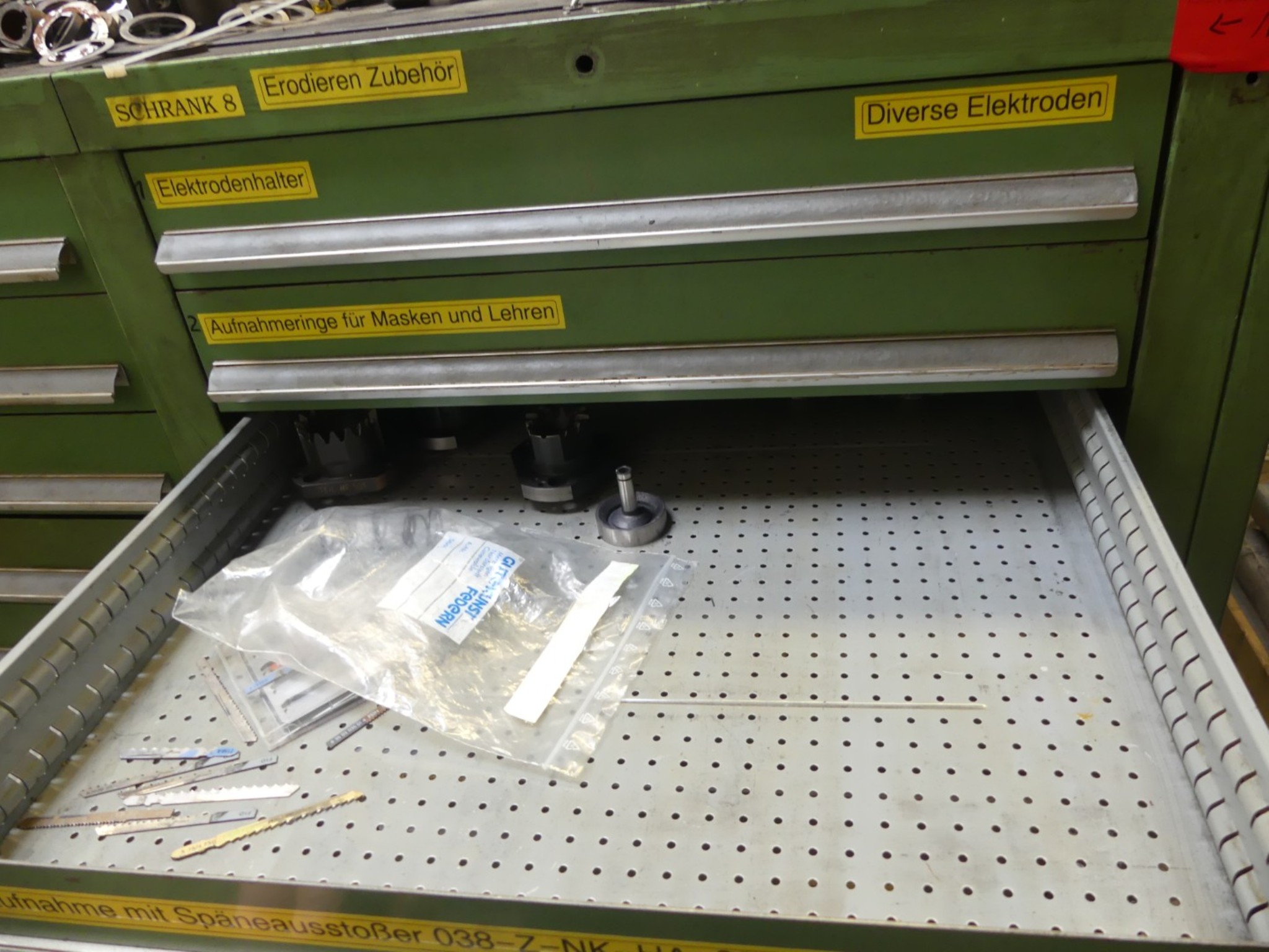 Bearbeitungszentren, metallbearbeitende Maschinen und Produktionslinen aus der Automobilindustrie-4