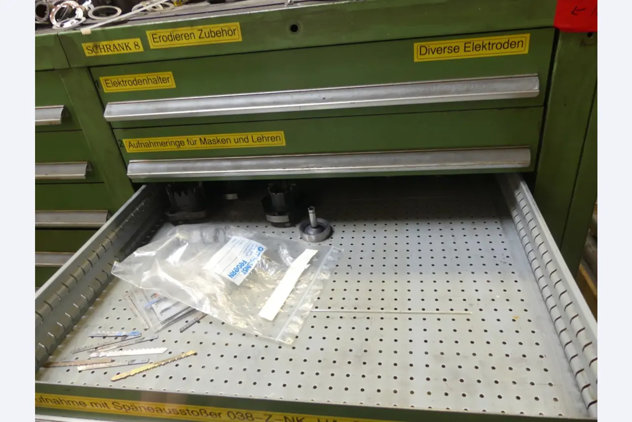 Bearbeitungszentren, metallbearbeitende Maschinen und Produktionslinen aus der Automobilindustrie-4
