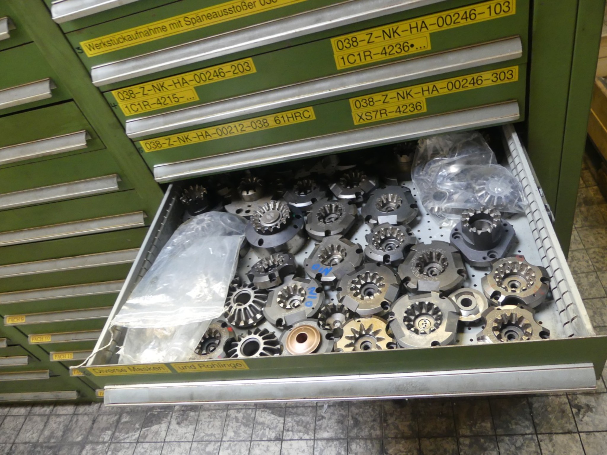 Bearbeitungszentren, metallbearbeitende Maschinen und Produktionslinen aus der Automobilindustrie-6