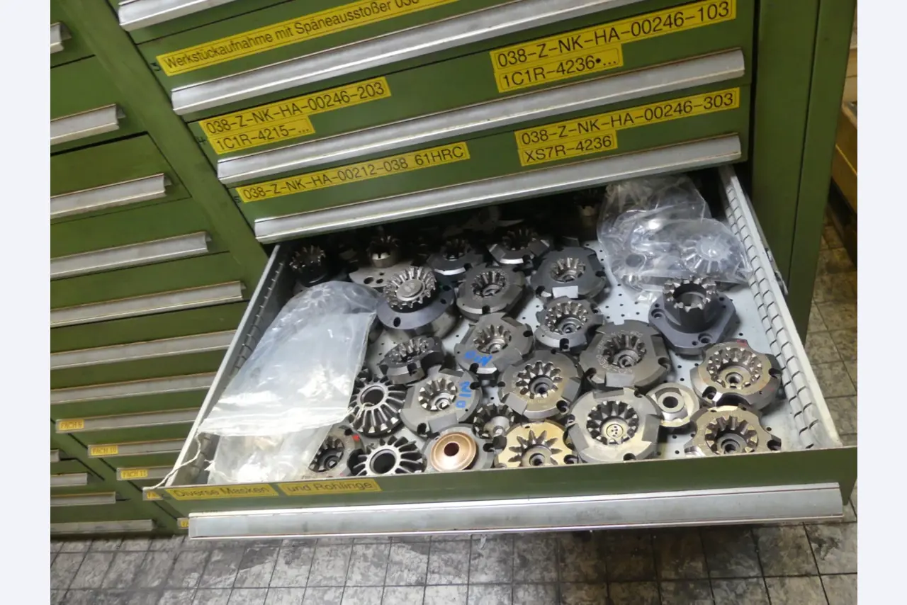 Bearbeitungszentren, metallbearbeitende Maschinen und Produktionslinen aus der Automobilindustrie-6