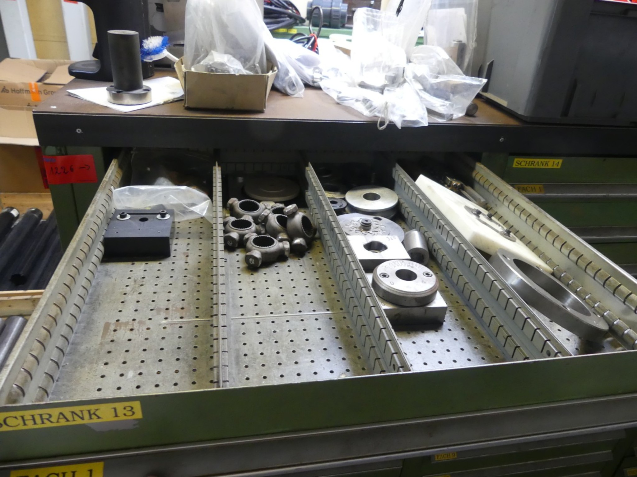 Bearbeitungszentren, metallbearbeitende Maschinen und Produktionslinen aus der Automobilindustrie-2